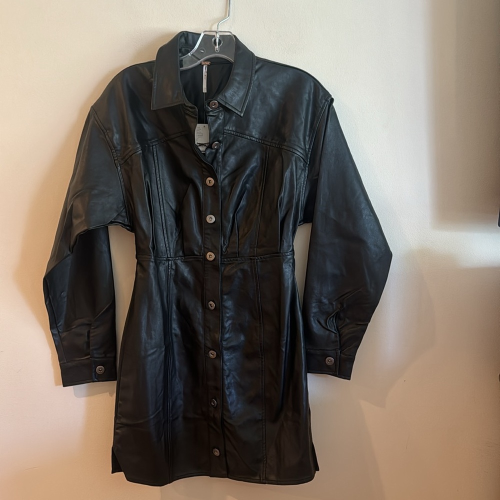x REVOLVE Amber Faux Leather Mini in Black
Free People size 2 - Picture 4 of 9